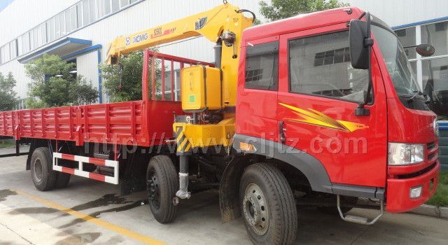 解放小三軸隨車起重運(yùn)輸車